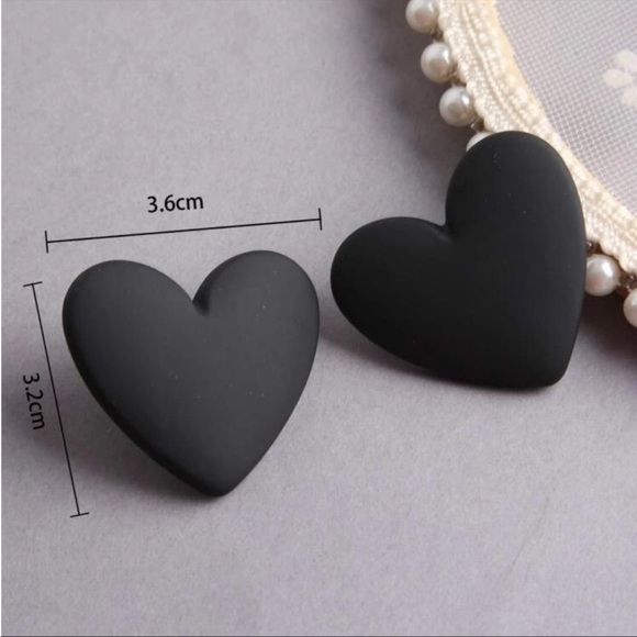 FREE✨Oversized Love Stud Earrings 🖤 - Picture 6 of 8